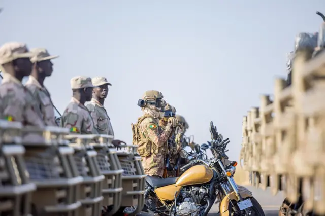 Des soldats de la Force unifiée de l'AES en opération avec des engins militaires.