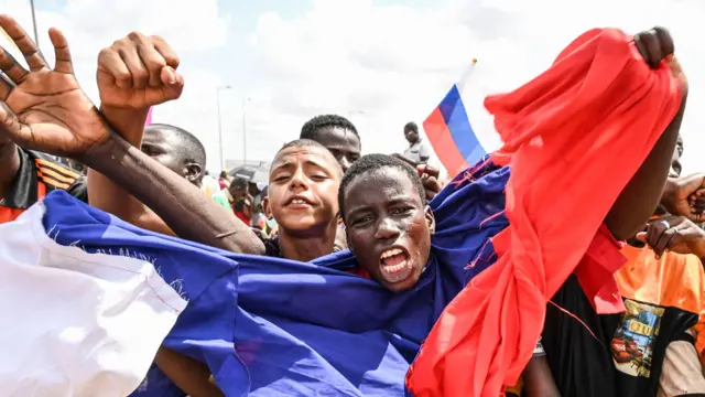 Manifestation pro-russe à Niamey avec un homme agitant un drapeau russe