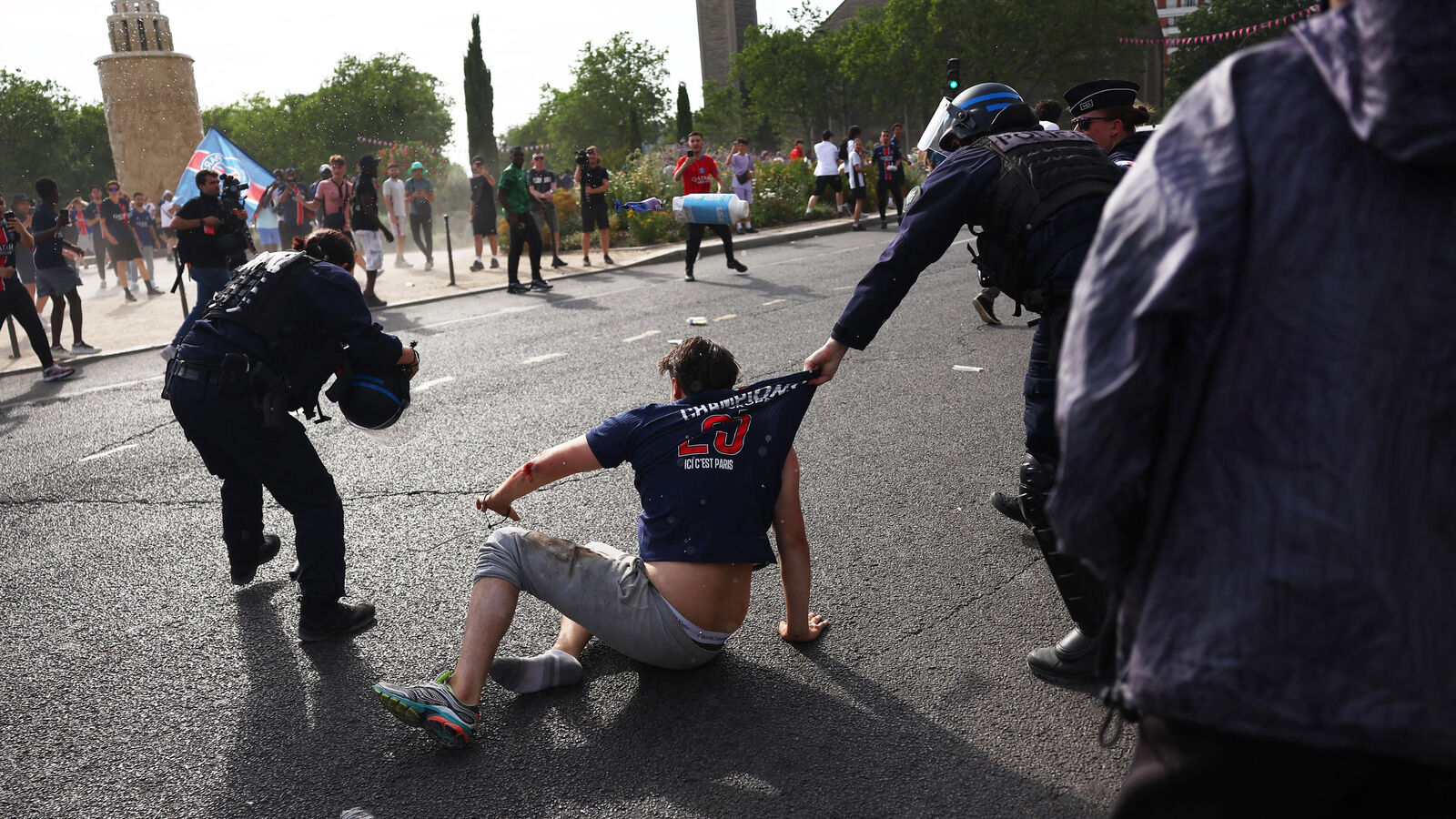Paris en ébullition après la finale PSG-Arsenal : tensions et interventions policières