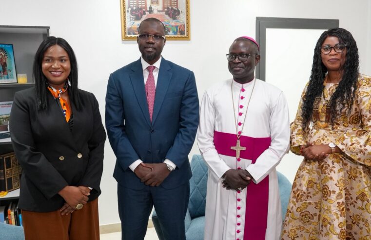 Ousmane Sonko rend visite à l&rsquo;archevêque de Dakar avant le pèlerinage de Popenguine
