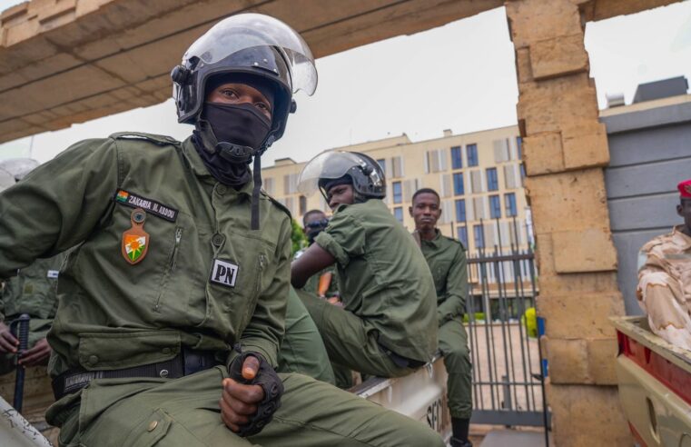 Nuit de tensions à Niamey : tirs et détonations signalés près de l&rsquo;aéroport