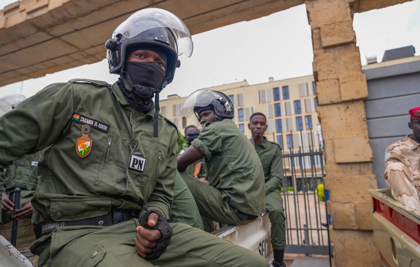 Nuit de tensions à Niamey : tirs et détonations signalés près de l&rsquo;aéroport