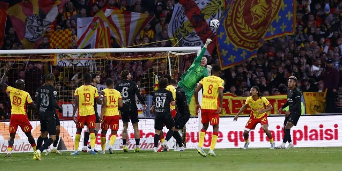 Safonov brille et couronne le psg champion pour la cinquième fois