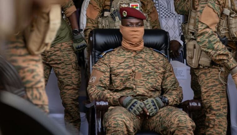Le Burkina Faso tourne le dos à la démocratie selon le chef de la junte