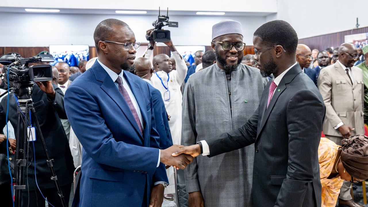 Bassirou Diomaye Faye remplace Ousmane Sonko à la tête du gouvernement sénégalais