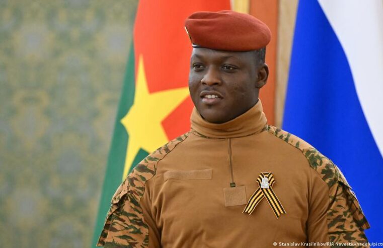 Restrictions au Burkina Faso : les militaires musèlent-ils les voix critiques ?