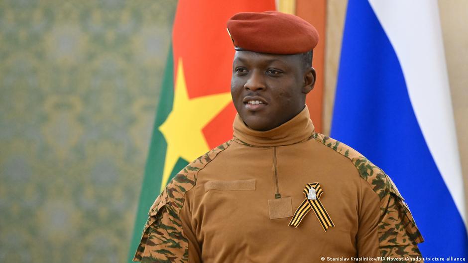 Restrictions au Burkina Faso : les militaires musèlent-ils les voix critiques ?