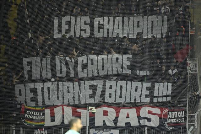 Affrontement de banderoles entre supporters du psg et de lens à bollaert