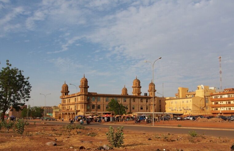 Fermeture controversée d&rsquo;une mosquée majeure à Ouagadougou par les autorités militaires