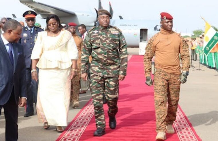 Interdiction des partis politiques au Burkina Faso : quand les juntes africaines se détournent de leurs alliés civils