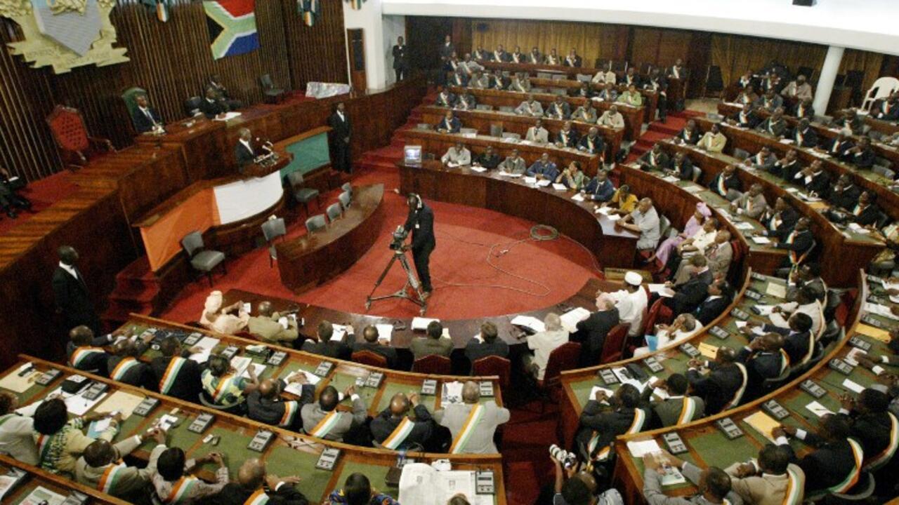 Crises politiques en Côte d&rsquo;Ivoire : quel impact de la dissolution de la CEI ?