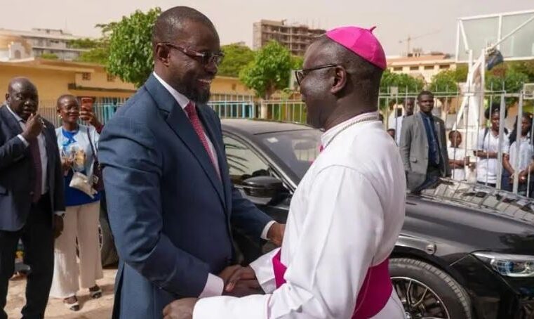 Visite de Ousmane Sonko à Popenguine avant le pèlerinage marial