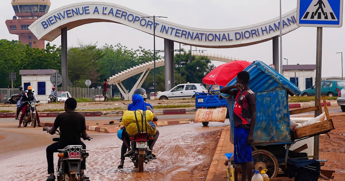 Au Niger, l&rsquo;attaque de l&rsquo;aéroport de Niamey révèle l&rsquo;influence russe et la menace djihadiste