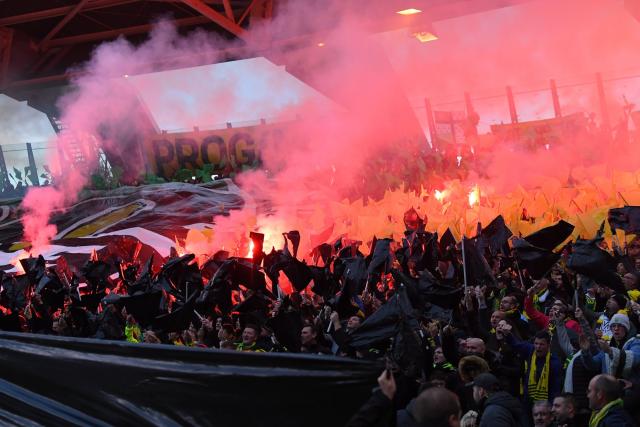 Match Nantes-Toulouse interrompu par des fumigènes et invasion du terrain