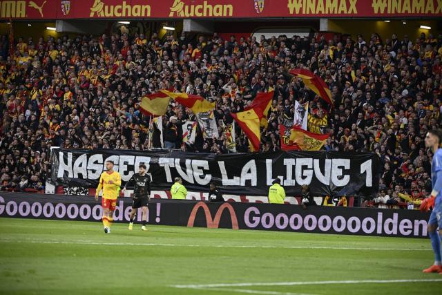 Banderole choc des supporters lensois contre Nasser al-khelaïfi en ligue 1