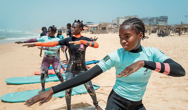 Sénégal : le surf comme levier d&rsquo;éducation pour les jeunes filles de dakkar