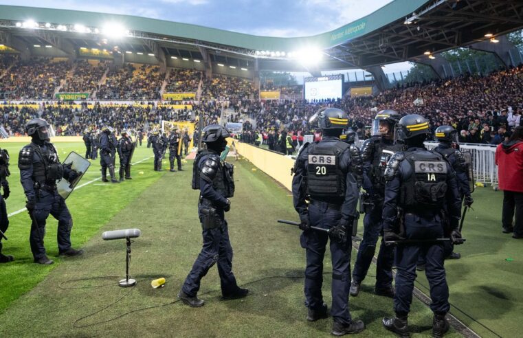 Ligue 1 : nantes sanctionné par un match à huis clos après les incidents de la dernière journée