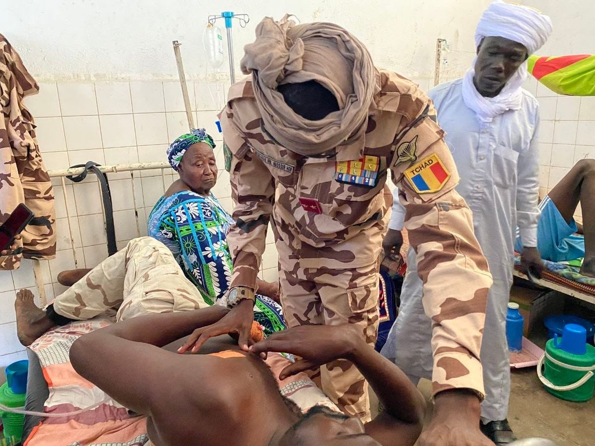 Le général Moubarak Abakar Nassour Hor discute avec les médecins de l'hôpital provincial de Sarh