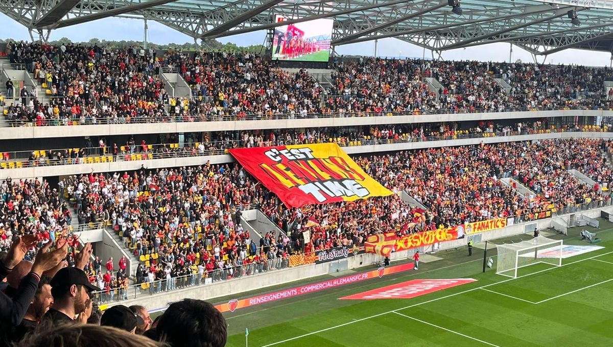 Célébration des supporters du Mans FC au stade Marie Marvingt après la victoire décisive en Ligue 2