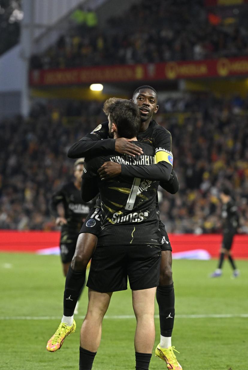 La joie partagée d'Ousmane Dembélé, passeur, et Khvicha Kvaratskhelia, buteur, mercredi à Lens.