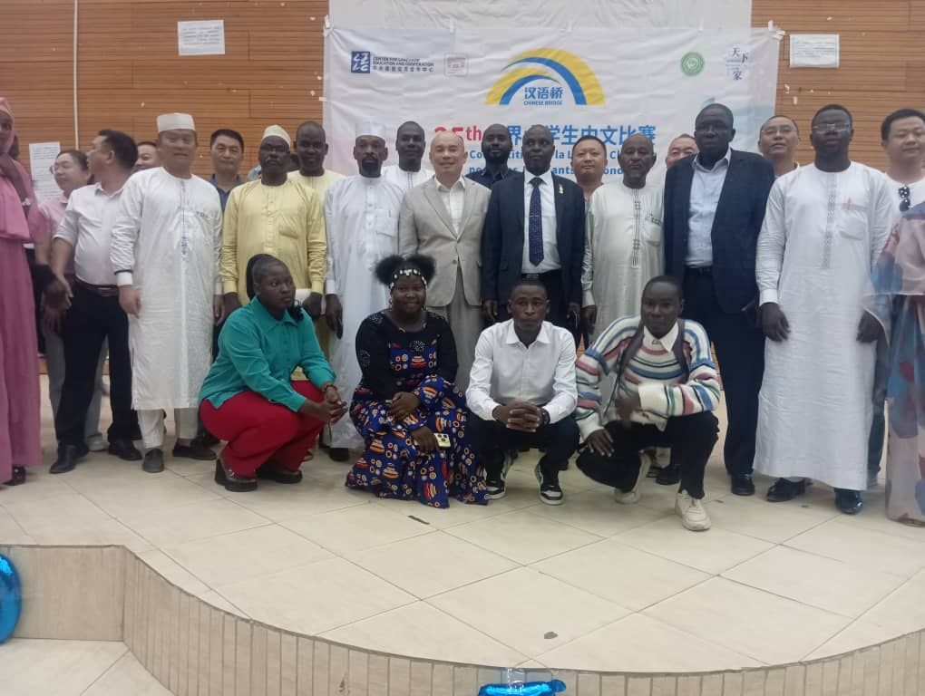 Étudiants et officiels lors de la finale du concours de langue chinoise au Tchad
