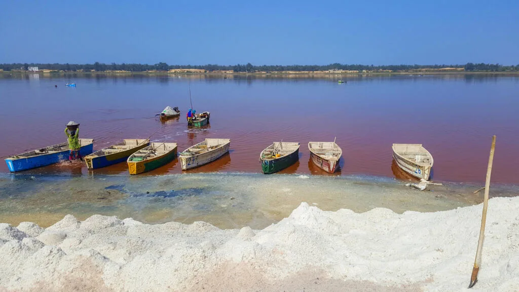 Paysage du Lac Rose près de Dakar, menacé par un projet immobilier