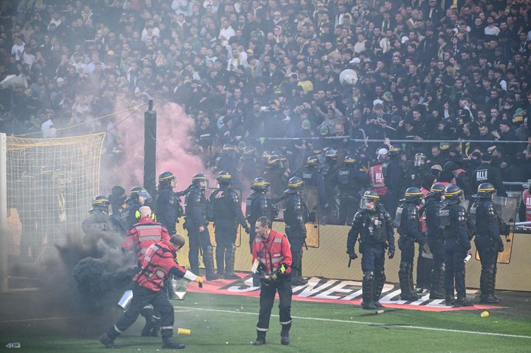 Des supporters nantais regagnent leur tribune sous surveillance des CRS, malgré quelques échauffourées