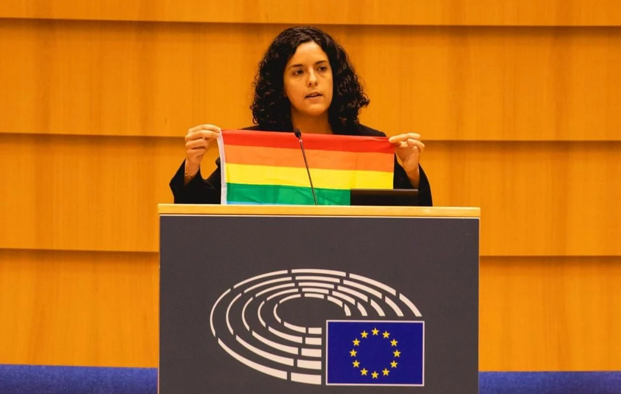Manon Aubry lors d'une déclaration sur les droits LGBT+ au Sénégal
