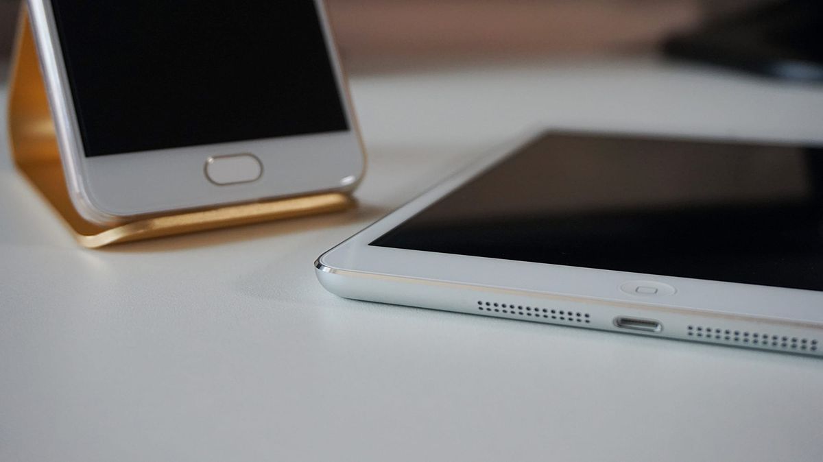 Jeune tchadien utilisant un smartphone pour parier en ligne
