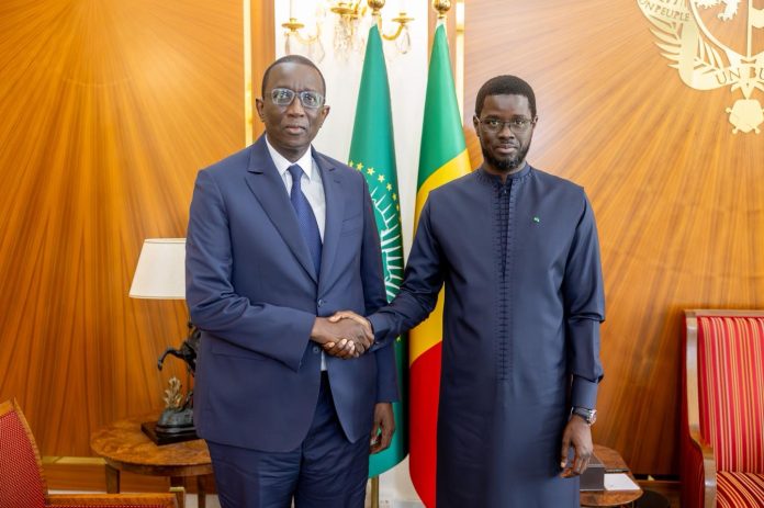 Président Bassirou Diomaye Faye et Amadou Ba Président Bassirou Diomaye Faye et Amadou Ba lors d'une réunion