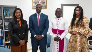 Ousmane Sonko aux côtés de Monseigneur André Guéye lors de la rencontre