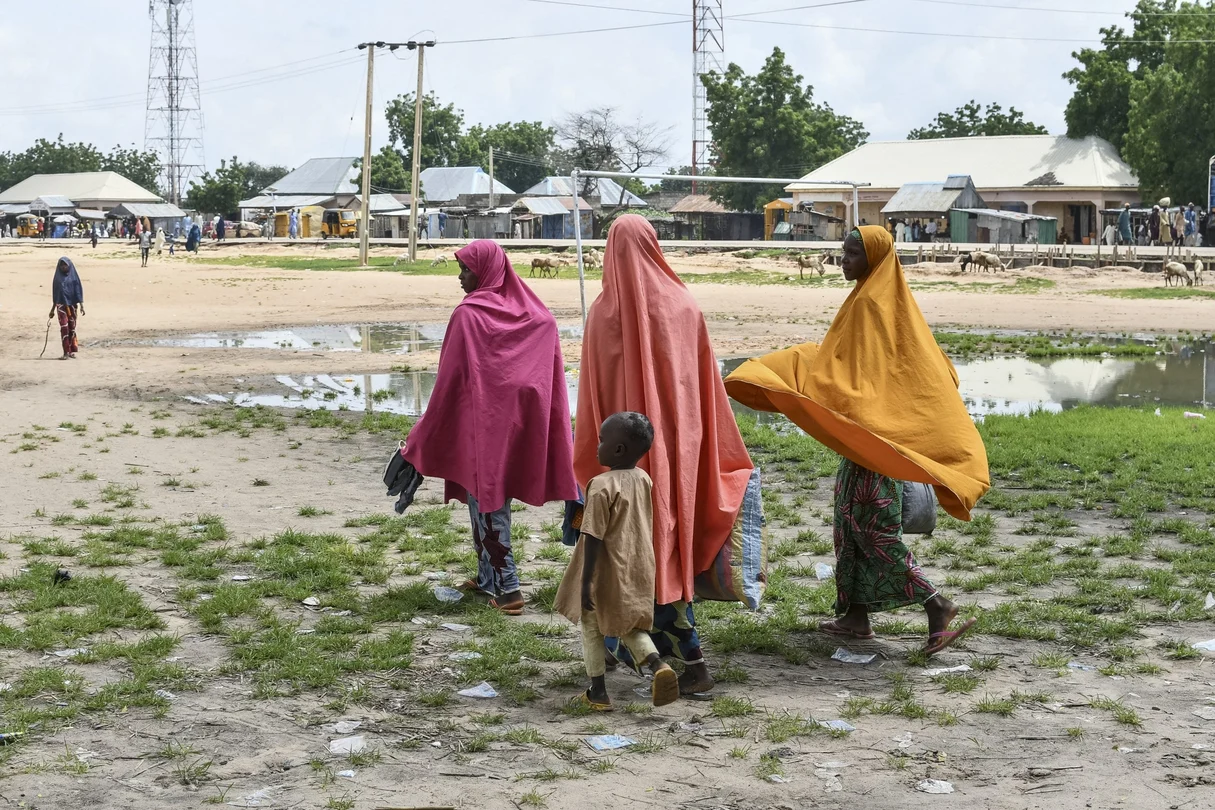 Des proches de victimes d'une attaque attribuée à Boko Haram dans la localité de Babban Gide, le 4 septembre 2024