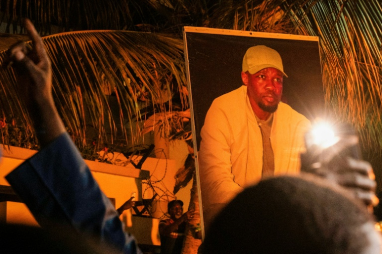 Supporters d'Ousmane Sonko brandissant son portrait lors d'un rassemblement à Dakar