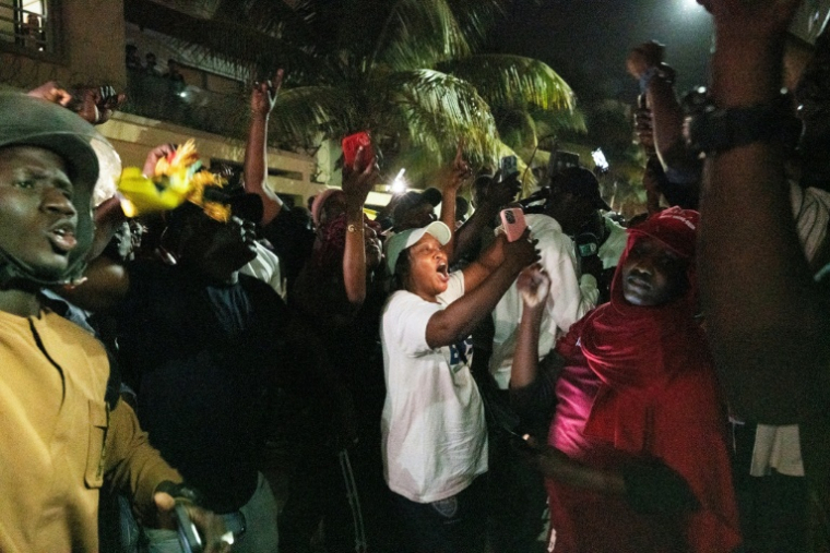 Manifestation de partisans d'Ousmane Sonko devant son domicile à Dakar après sa révocation