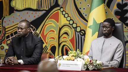 Le Premier ministre Ousmane Sonko (à gauche) et le président Bassirou Diomaye Faye (à droite) lors d'une cérémonie officielle à Dakar en octobre 2025