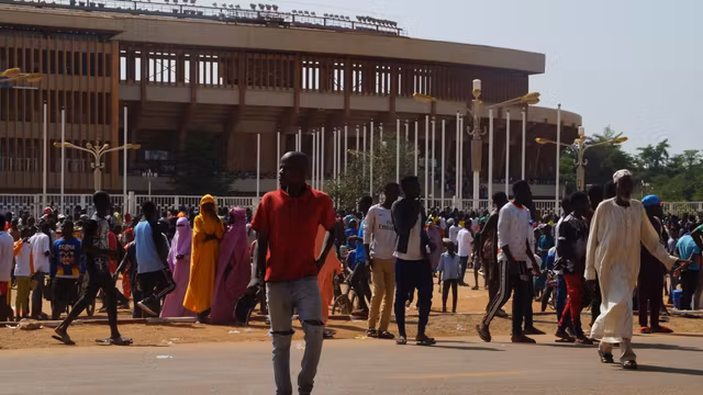 Des Nigériens se rassemblent à Niamey pour une séance de recrutement de la milice civile Domol Leydi, le 19 août 2023.