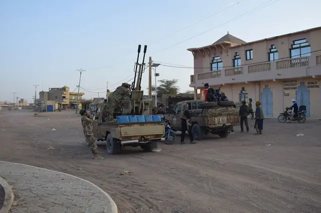 Des rebelles touaregs du Front de libération de l'Azawad (FLA) circulent à bord de pick-ups à Kidal, le 26 avril 2026.