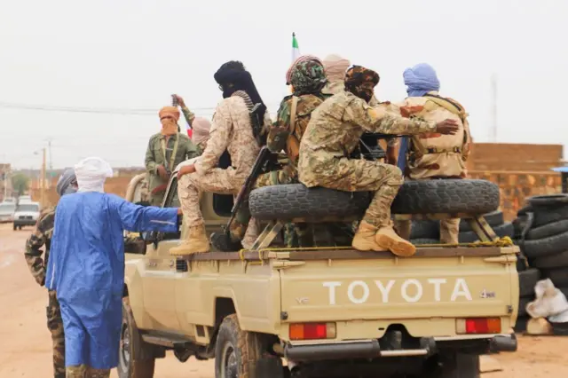 Des combattants du Front de libération de l'Azawad (FLA) patrouillent dans la ville de Kidal lors d'un congrès pour la fusion des mouvements, le 28 août 2022.