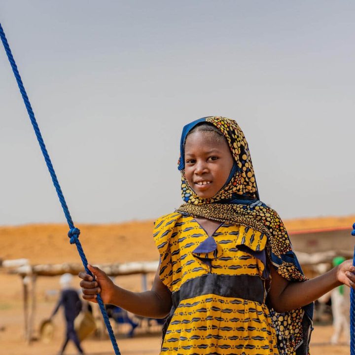Une fillette déplacée joue dans l'espace ami des enfants de l'UNICEF dans le camp de déplacés de BAWA. ©UNICEF/UNI430551/N'Daou Une fillette déplacée joue dans l'espace ami des enfants de l'UNICEF dans le camp de déplacés de BAWA. ©UNICEF/UNI430551/N'Daou