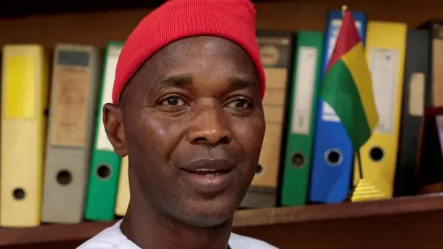 Fernando Dias da Costa, candidat à la présidence de Guinée-Bissau, portant un chapeau rouge