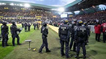 Des forces de l'ordre sur le terrain du stade de la Beaujoire lors du match entre nantes et toulouse en ligue 1