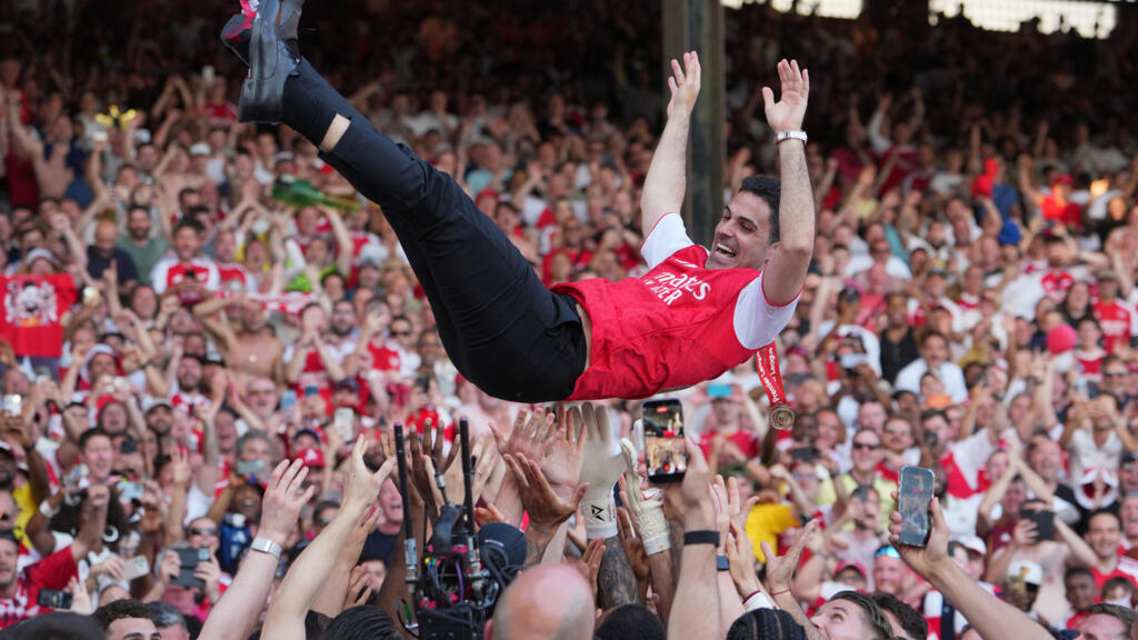 L'entraîneur d'Arsenal, Mikel Arteta, célébré par ses joueurs après leur victoire en Premier League
