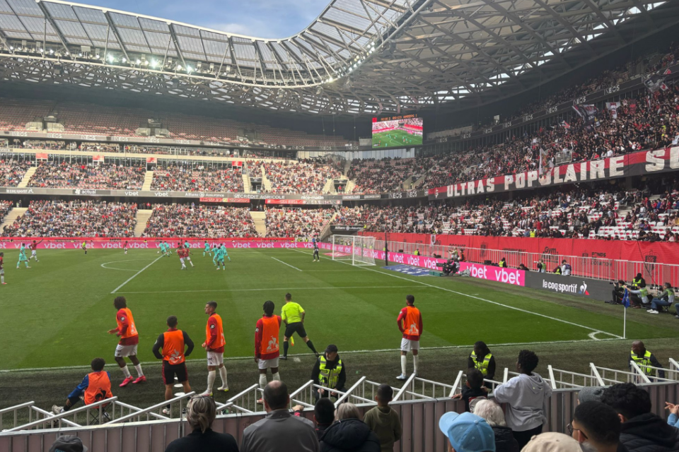 L'Allianz Riviera, stade de l'OGC Nice, prêt à accueillir le match décisif contre Saint-Étienne.