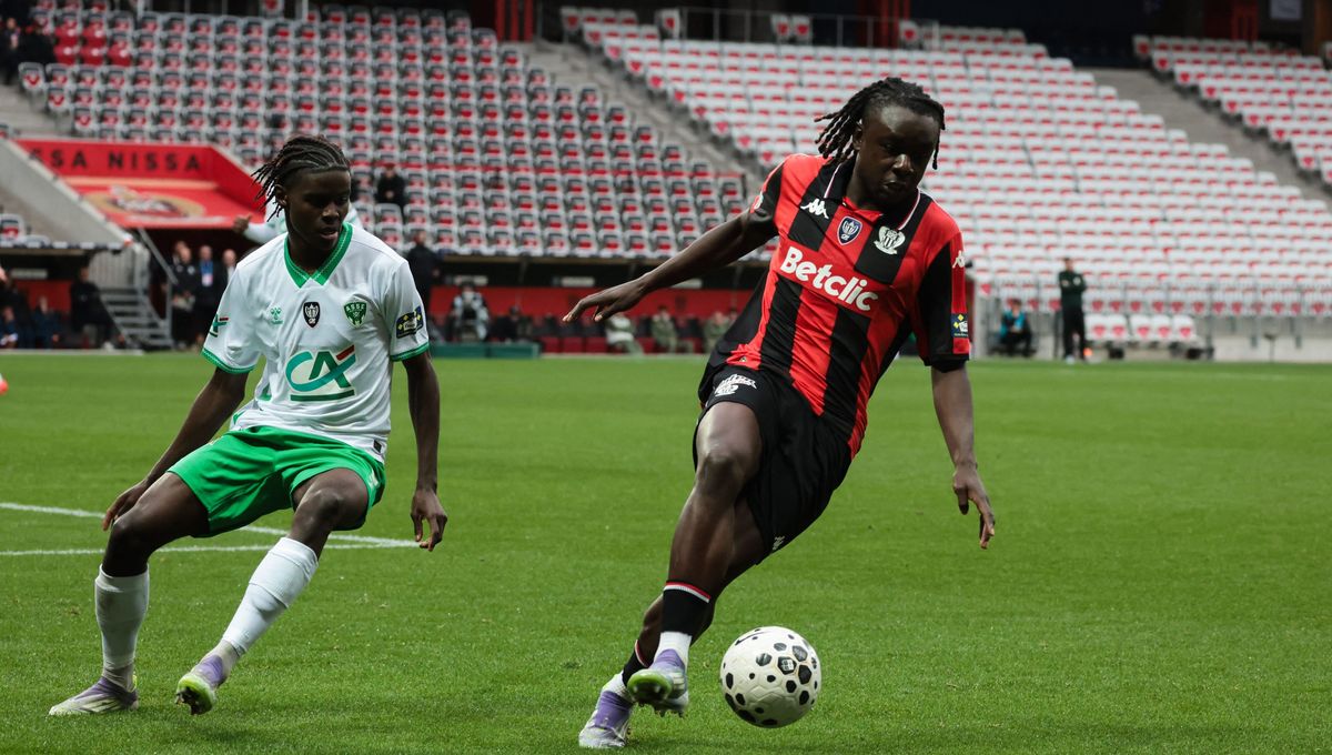Affluence dans les gradins de l'Allianz Riviera à Nice, contrastant avec un match à huis clos