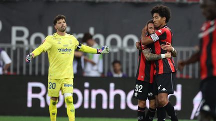 les joueurs de nice et saint-etienne en action lors du barrage retour ligues 1 et 2