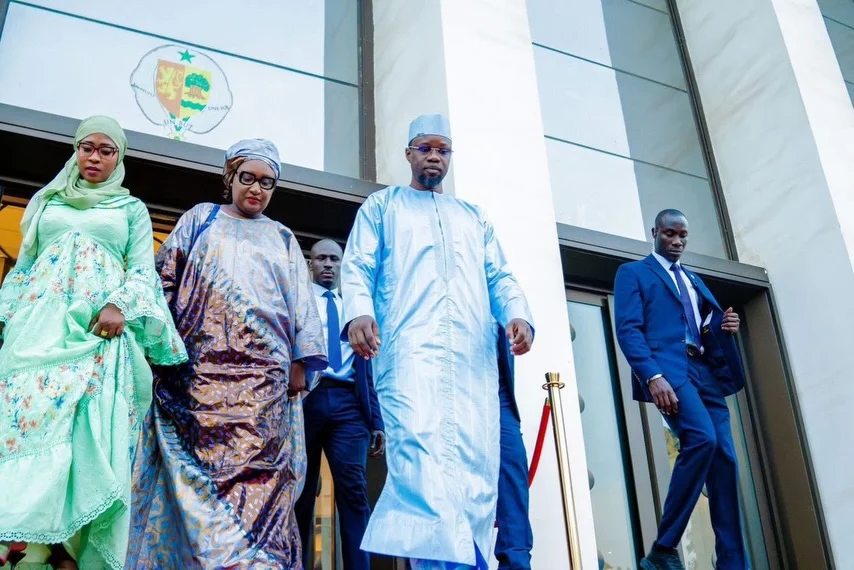 passation des pouvoirs à la Primature : Al Aminou Lo succède à Ousmane Sonko Moment clé de la transition à la Primature avec Ousmane Sonko et Al Aminou Lo