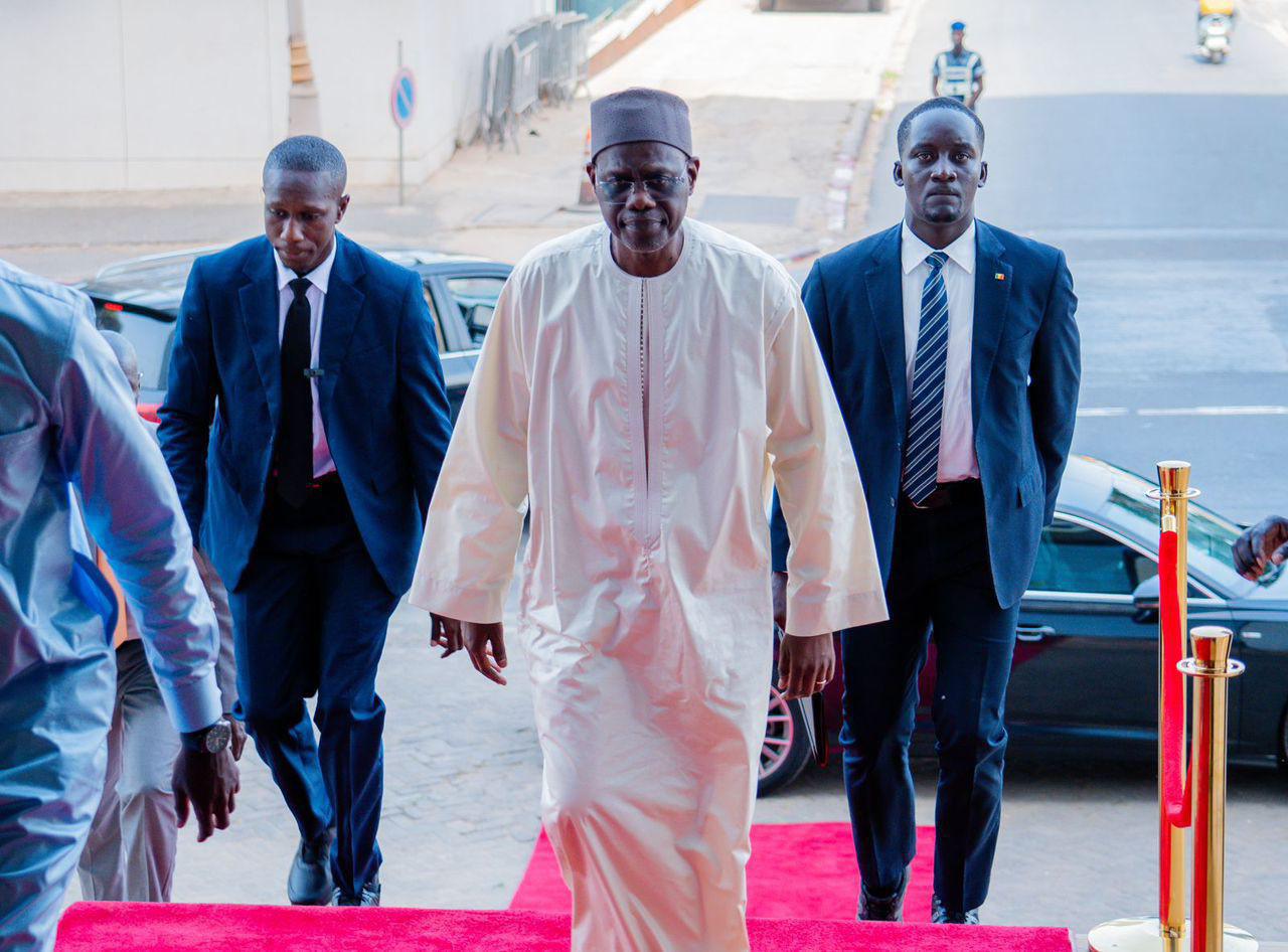 passation des pouvoirs à la Primature : Al Aminou Lo succède à Ousmane Sonko Photos officielles de la passation des services à la Primature