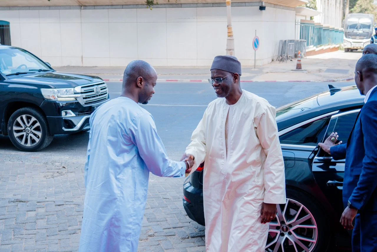 passation des pouvoirs à la Primature : Al Aminou Lo succède à Ousmane Sonko Cérémonie historique à la Primature entre les deux Premiers ministres