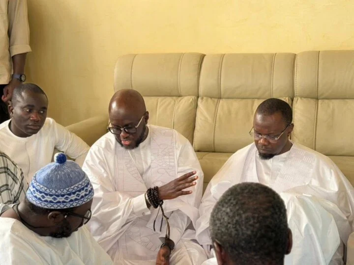 Ousmane Sonko bouleversé par le décès de Serigne Cheikh Saliou Mbacké à Touba Visite de condoléances : Ousmane Sonko en larmes devant la famille de Serigne Cheikh Saliou Mbacké à Touba