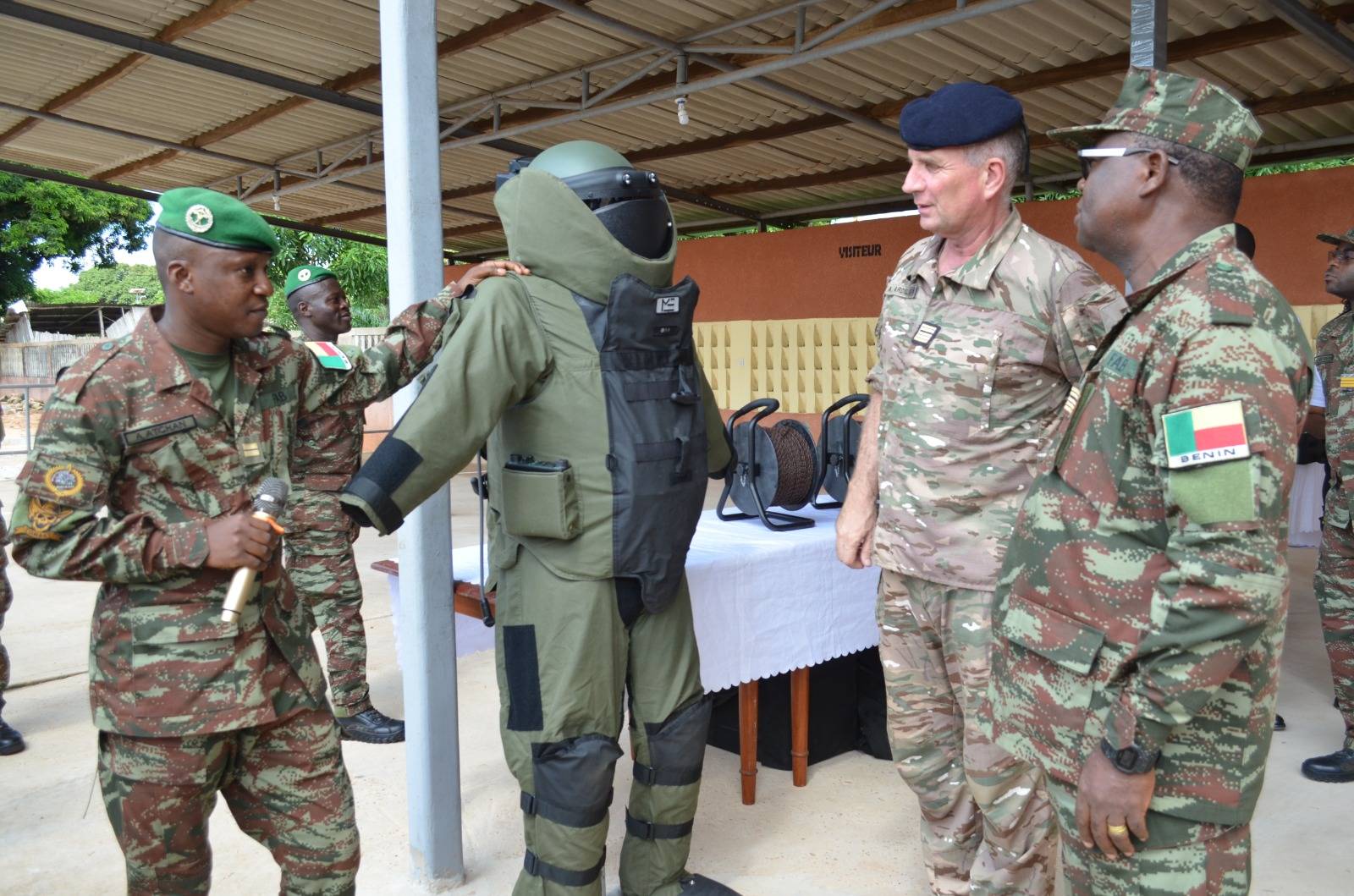 Lutte contre le terrorisme au Bénin : La France livre un arsenal technologique crucial contre la menace des engins explosifs